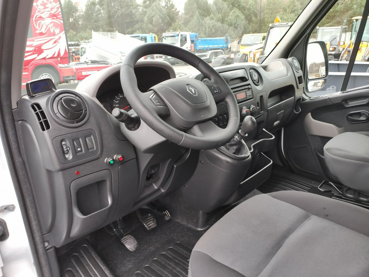 Platform udara yang dipasang di truk Renault Master: gambar 30