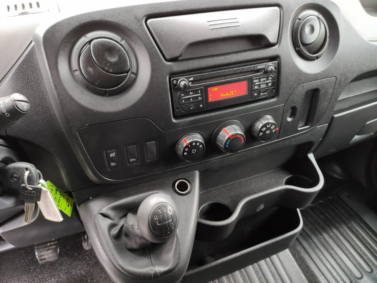 Platform udara yang dipasang di truk Renault Master: gambar 34