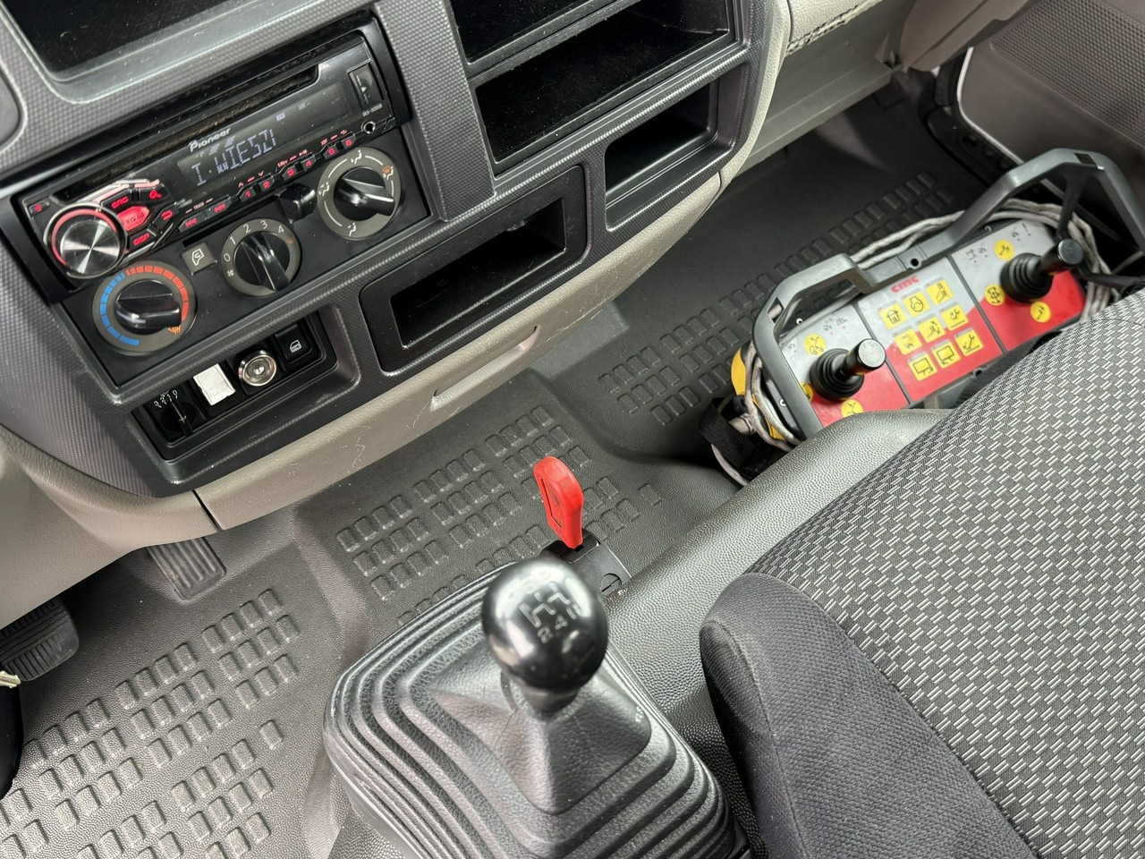 Platform udara yang dipasang di truk Renault Maxity: gambar 26