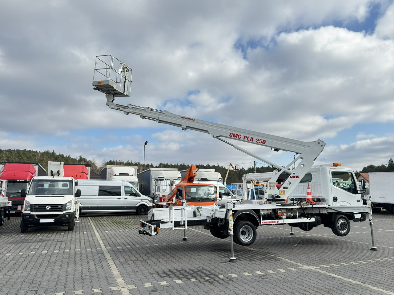 Platform udara yang dipasang di truk Renault Maxity: gambar 13