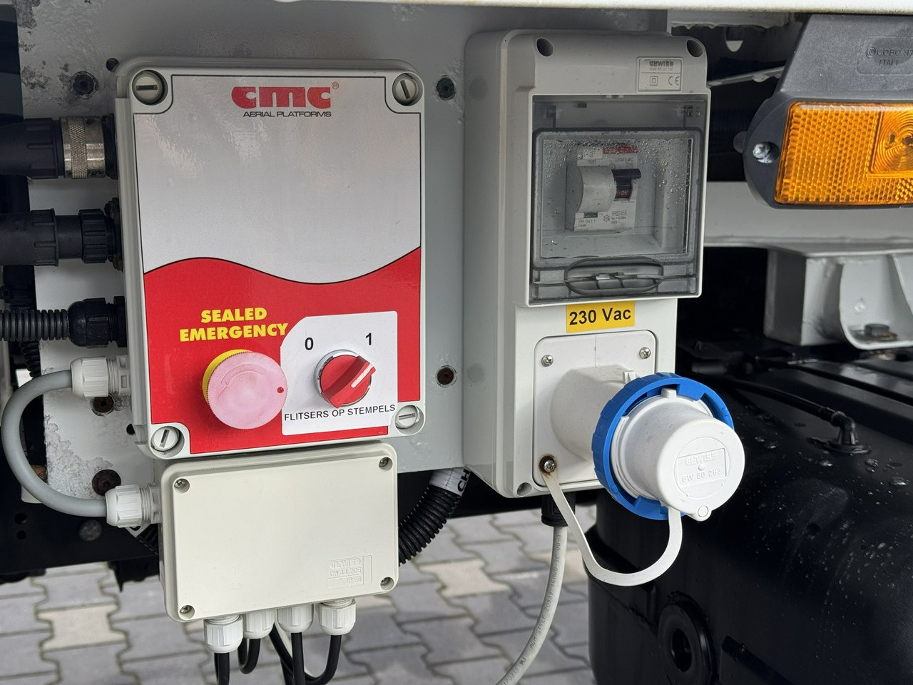 Platform udara yang dipasang di truk Renault Maxity: gambar 10