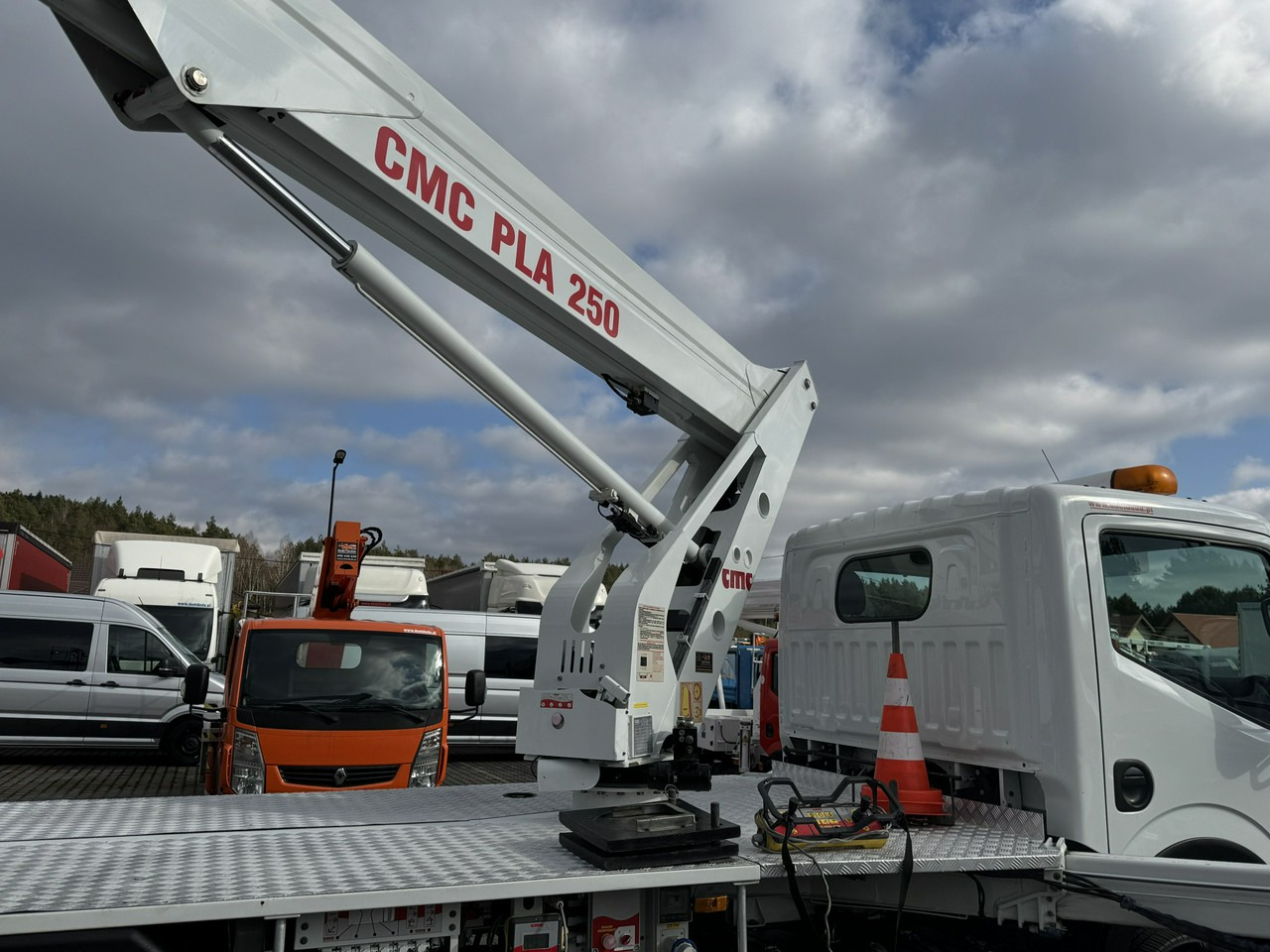 Platform udara yang dipasang di truk Renault Maxity: gambar 16