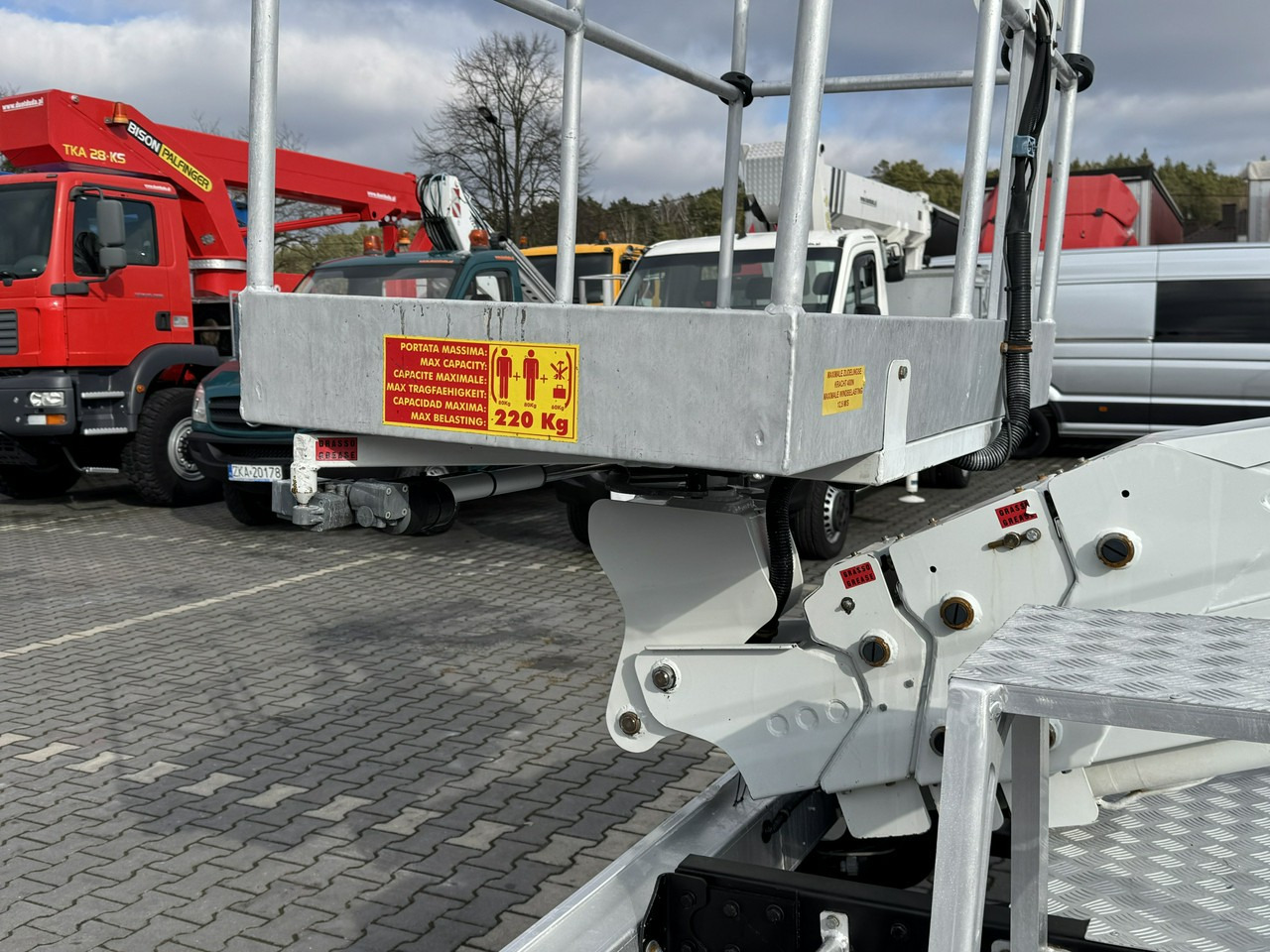 Platform udara yang dipasang di truk Renault Maxity: gambar 19