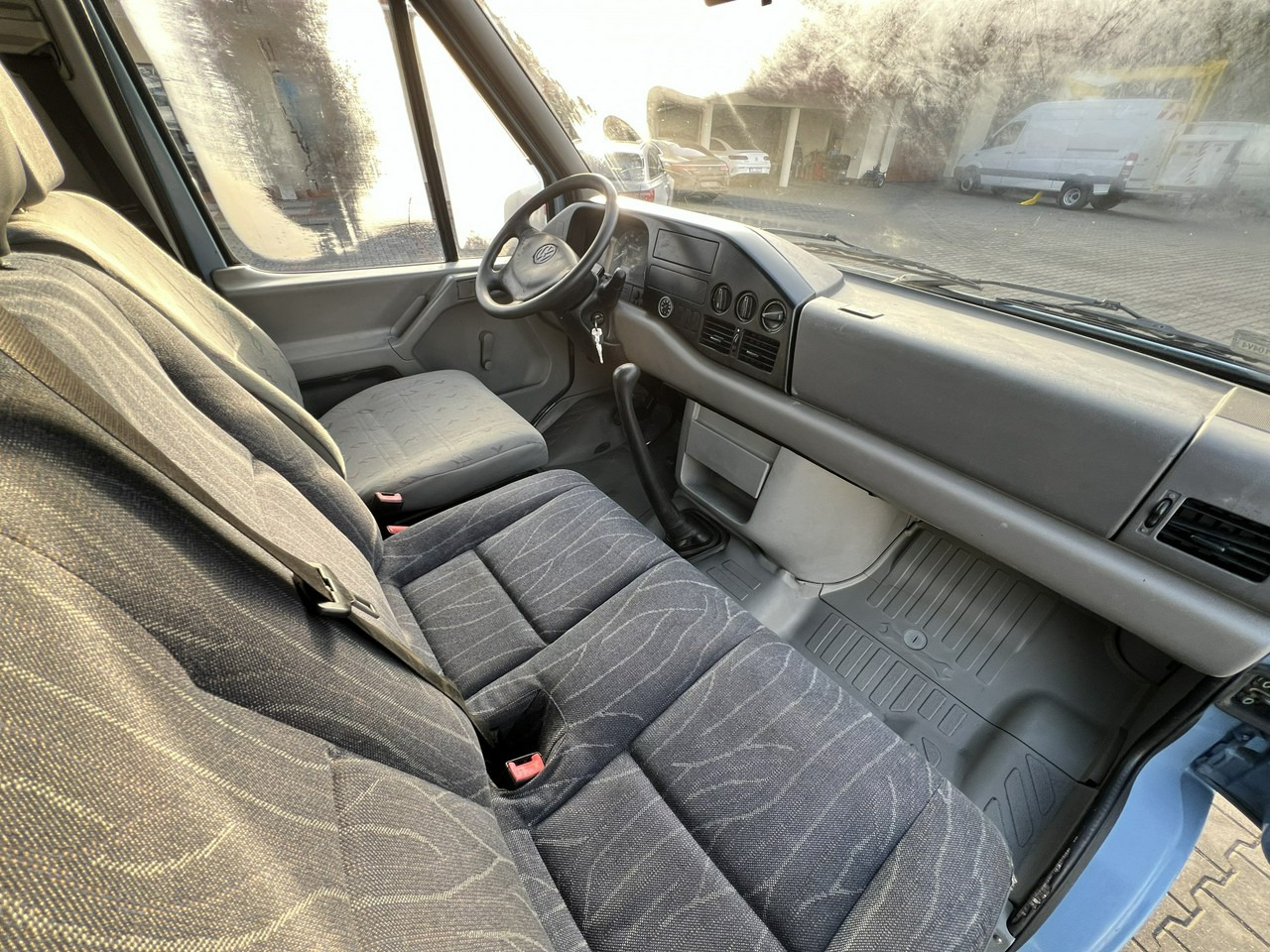 Van dengan terpal samping Volkswagen LT: gambar 26 Van dengan terpal samping Volkswagen LT: gambar 26