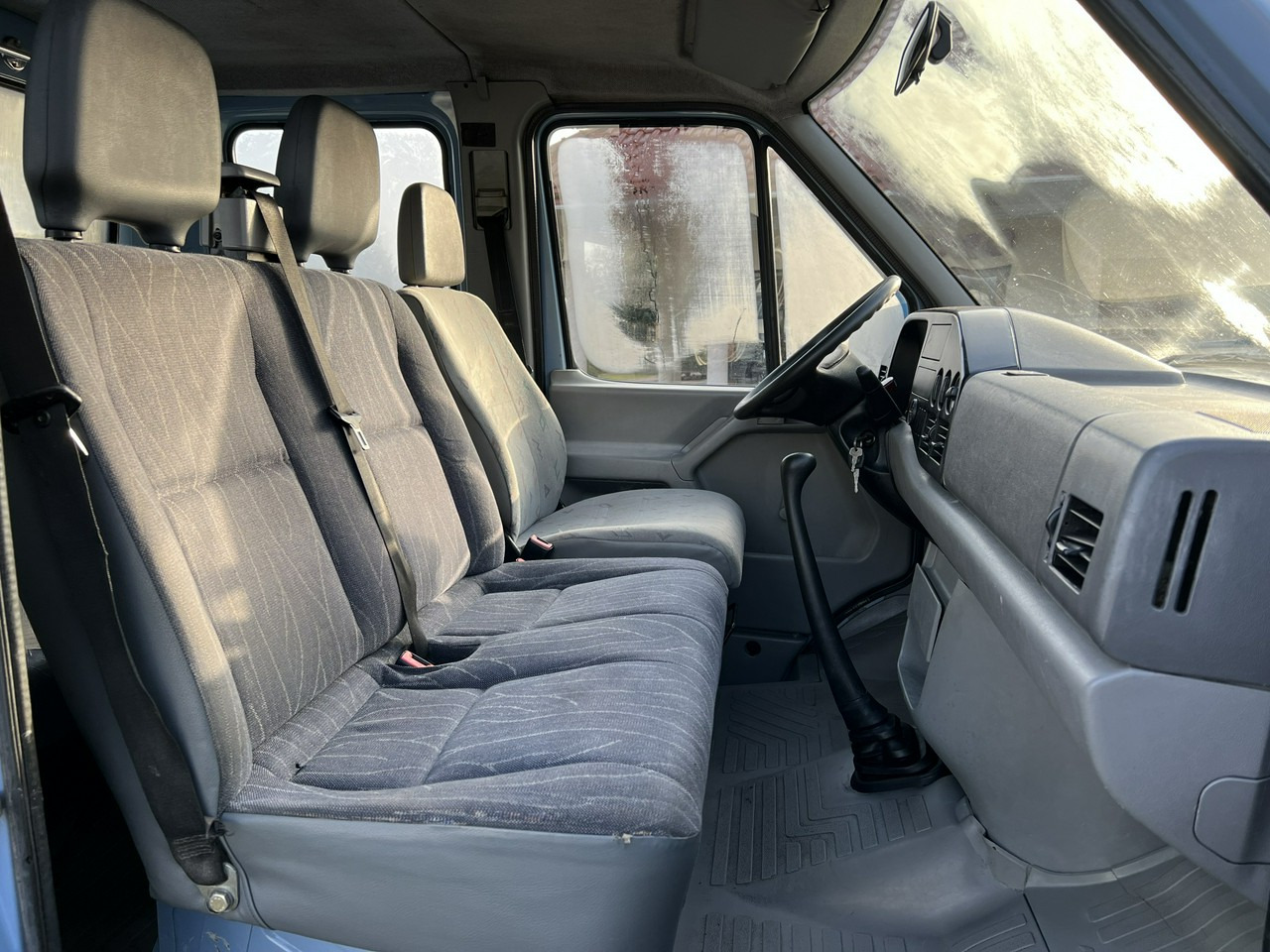 Van dengan terpal samping Volkswagen LT: gambar 25 Van dengan terpal samping Volkswagen LT: gambar 25