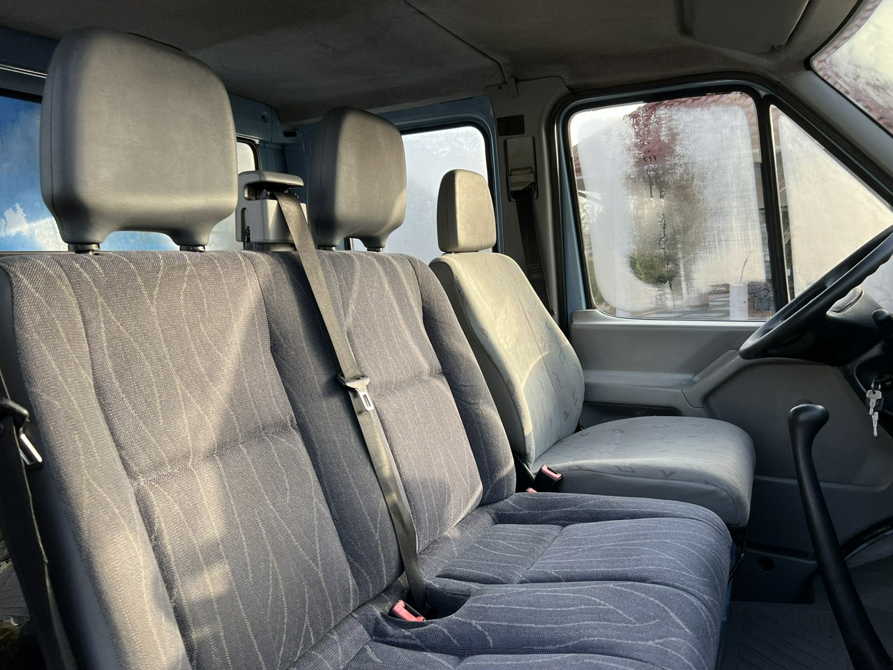 Van dengan terpal samping Volkswagen LT: gambar 27 Van dengan terpal samping Volkswagen LT: gambar 27