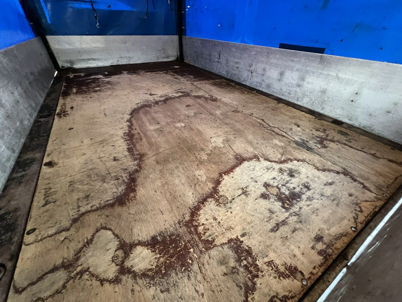 Van dengan terpal samping Volkswagen LT: gambar 17 Van dengan terpal samping Volkswagen LT: gambar 17