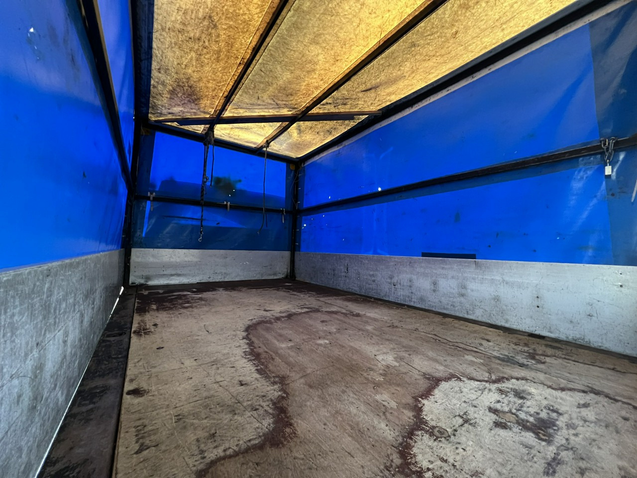 Van dengan terpal samping Volkswagen LT: gambar 16 Van dengan terpal samping Volkswagen LT: gambar 16