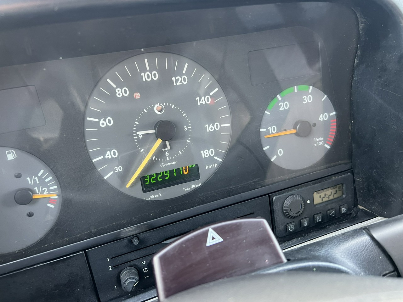 Van dengan terpal samping Volkswagen LT: gambar 20 Van dengan terpal samping Volkswagen LT: gambar 20