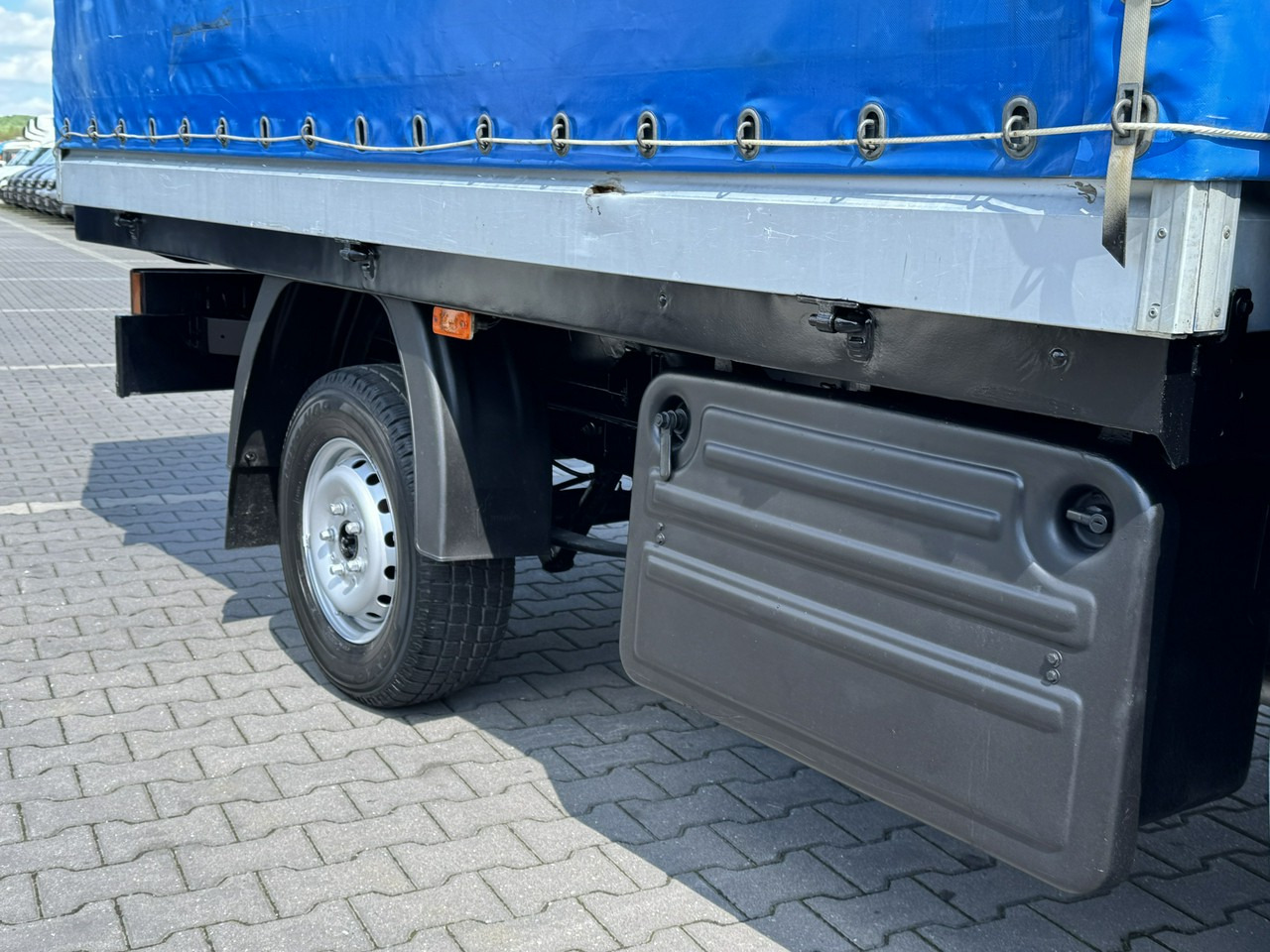 Van dengan terpal samping Volkswagen LT: gambar 7 Van dengan terpal samping Volkswagen LT: gambar 7