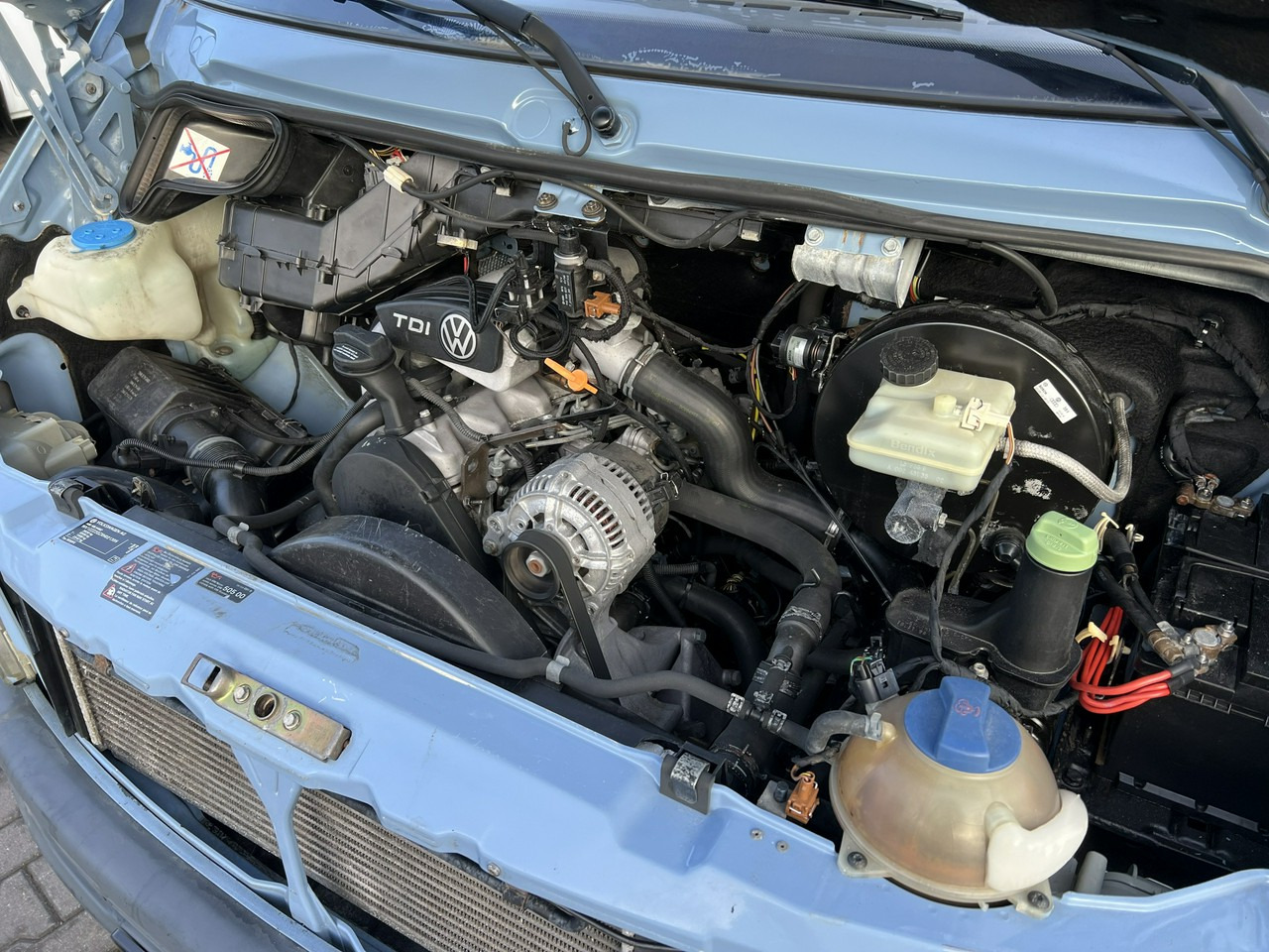 Van dengan terpal samping Volkswagen LT: gambar 28 Van dengan terpal samping Volkswagen LT: gambar 28