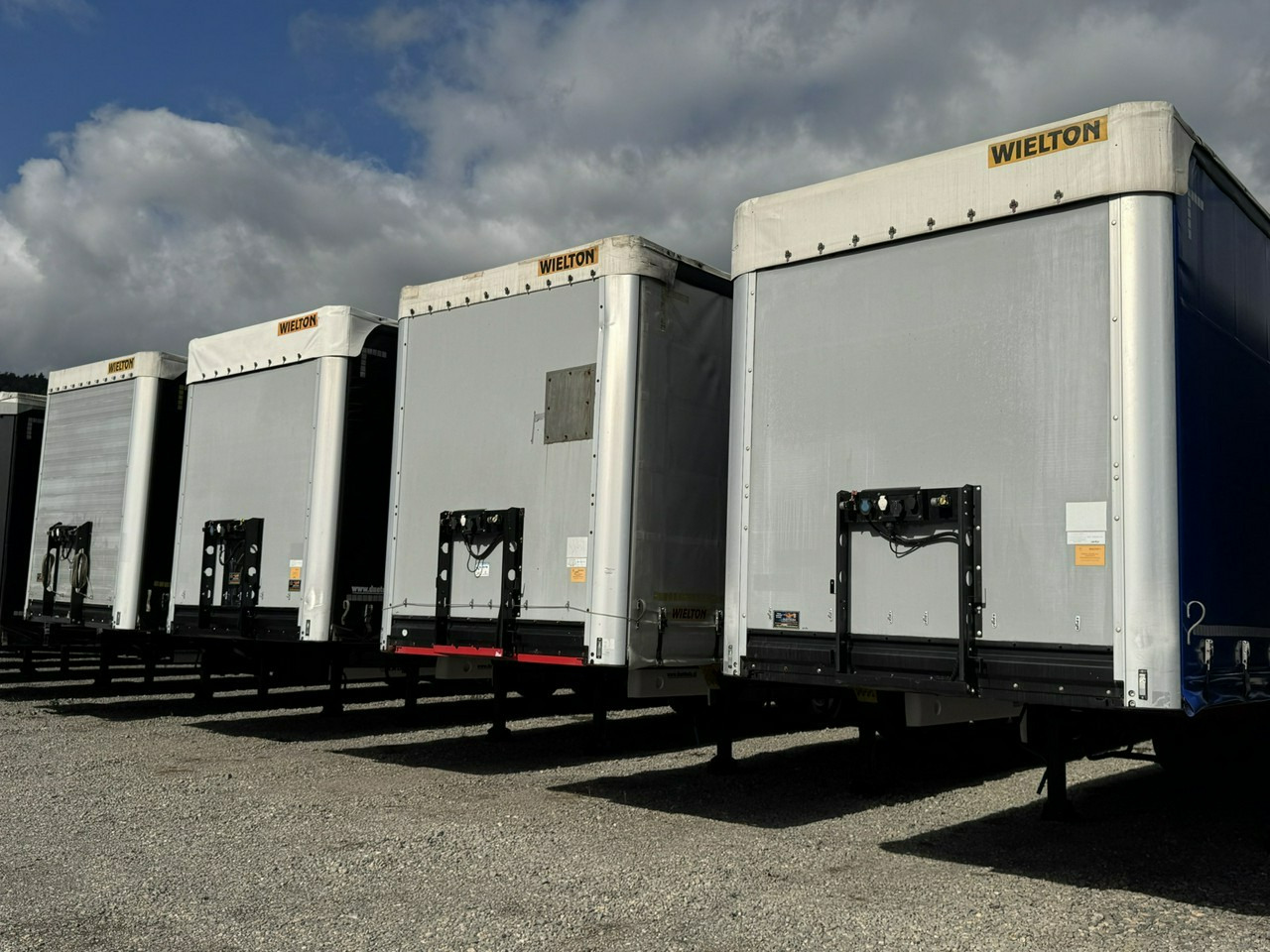 Wielton Standard Osie SAF - Semi-trailer dengan terpal samping: gambar 1 Wielton Standard Osie SAF - Semi-trailer dengan terpal samping: gambar 1