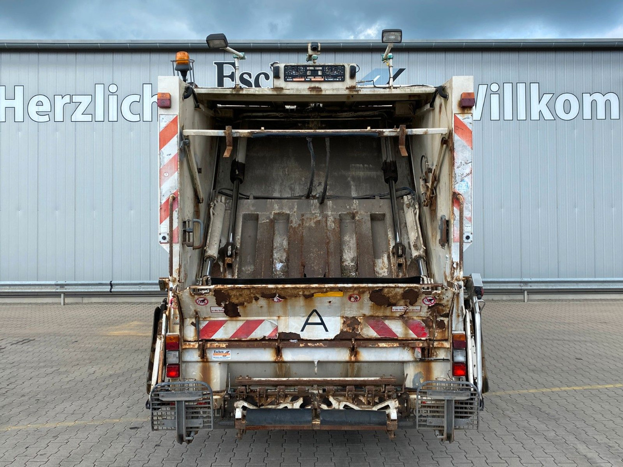 MAN TGS 26.320 6x2-4 | Zöller Medium X2EC24*3x Sitze - Truk sampah: gambar 4 MAN TGS 26.320 6x2-4 | Zöller Medium X2EC24*3x Sitze - Truk sampah: gambar 4