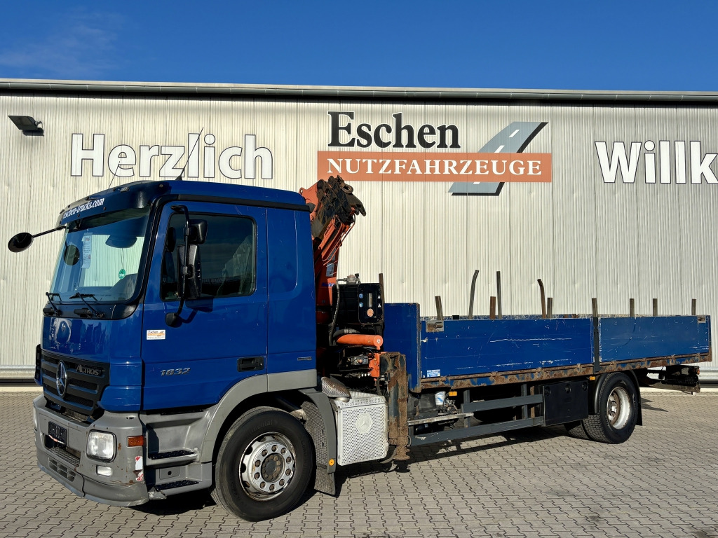 Truk flatbed, Truk derek Mercedes-Benz 1832 L / Terex 85.2-A3 Faltkran: gambar 1