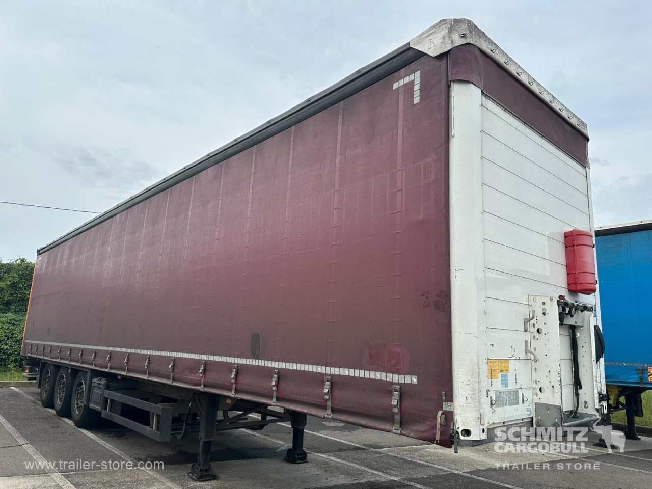 SCHMITZ Curtainsider Standard Taillift - Semi-trailer dengan terpal samping: gambar 1 SCHMITZ Curtainsider Standard Taillift - Semi-trailer dengan terpal samping: gambar 1