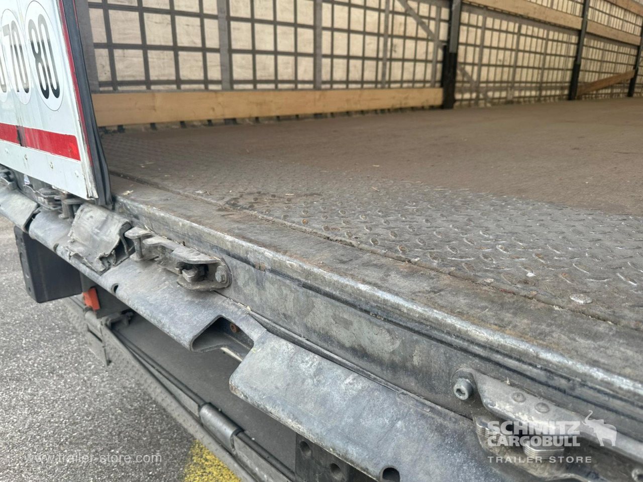 SCHMITZ Curtainsider Standard Taillift - Semi-trailer dengan terpal samping: gambar 4 SCHMITZ Curtainsider Standard Taillift - Semi-trailer dengan terpal samping: gambar 4