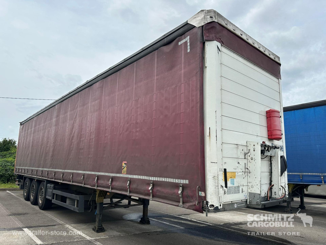 SCHMITZ Curtainsider Standard Taillift - Semi-trailer dengan terpal samping: gambar 1 SCHMITZ Curtainsider Standard Taillift - Semi-trailer dengan terpal samping: gambar 1