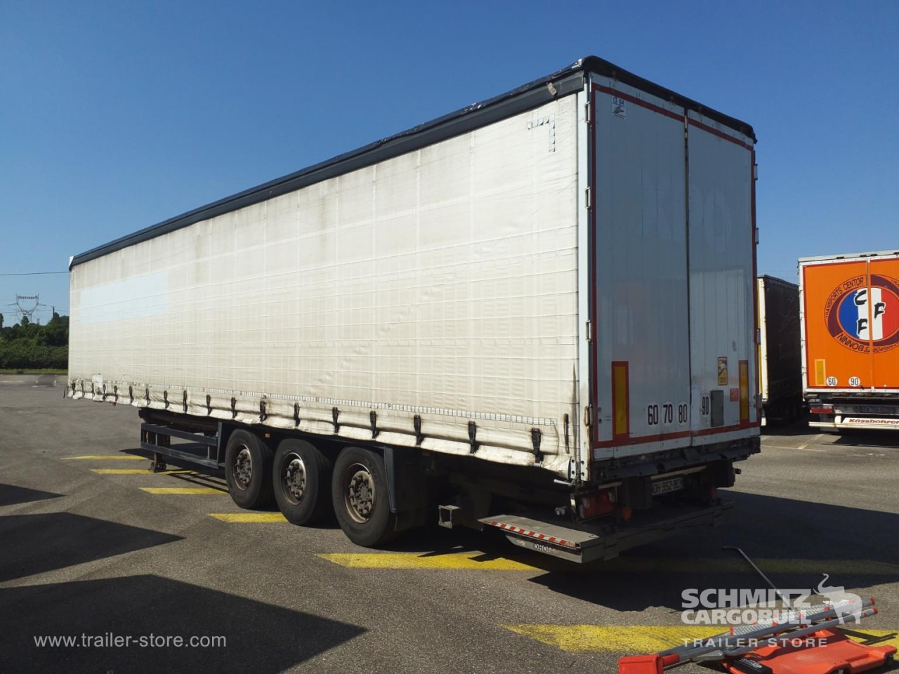 SCHMITZ Curtainsider Standard Taillift - Semi-trailer dengan terpal samping: gambar 1 SCHMITZ Curtainsider Standard Taillift - Semi-trailer dengan terpal samping: gambar 1