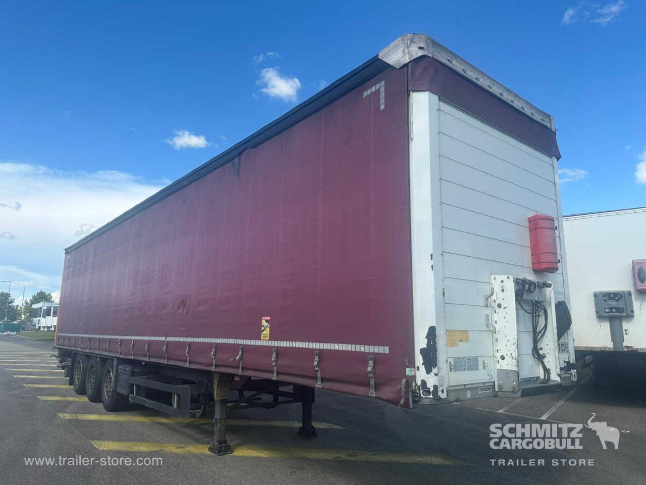 SCHMITZ Curtainsider Standard Taillift - Semi-trailer dengan terpal samping: gambar 1 SCHMITZ Curtainsider Standard Taillift - Semi-trailer dengan terpal samping: gambar 1