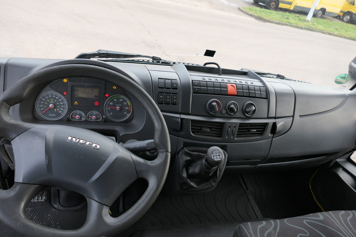 Truk box IVECO EuroCargo ML 120 E 28 AHK LBW: gambar 8 Truk box IVECO EuroCargo ML 120 E 28 AHK LBW: gambar 8
