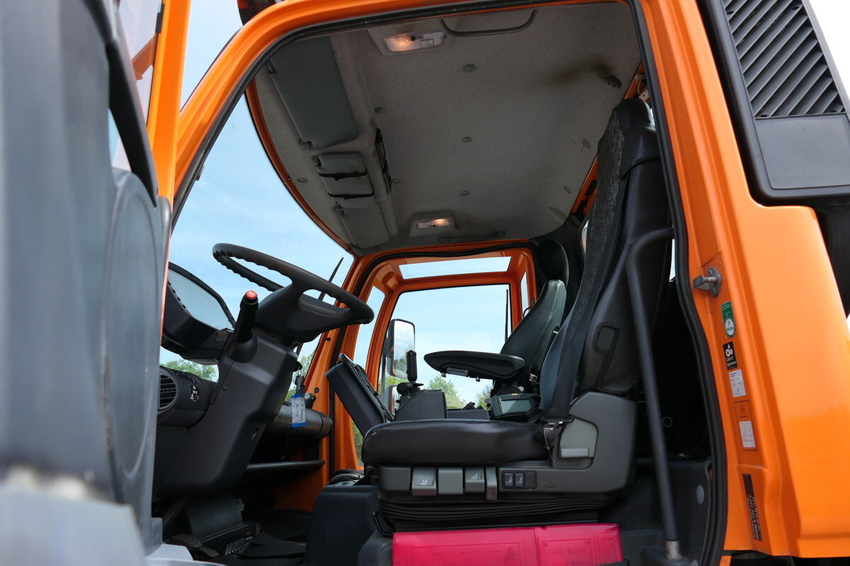 Interior photo 2: Leasing UNIMOG U400  405/12 AHK KLIMA ZAPFWELLE vorn SFZ KOMMUN UNIMOG U400  405/12 AHK KLIMA ZAPFWELLE vorn SFZ KOMMUN