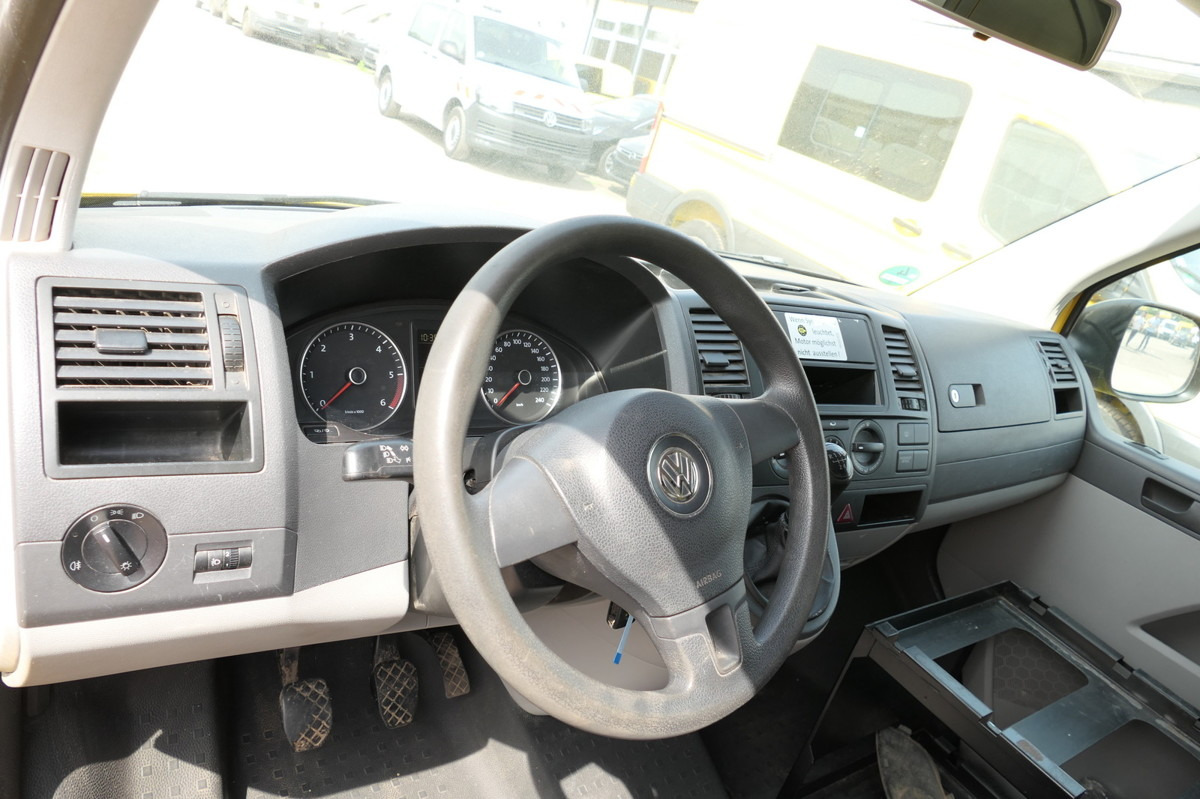 Interior photo 1: Van kecil VW T5 Transporter 2.0 TDI COC
