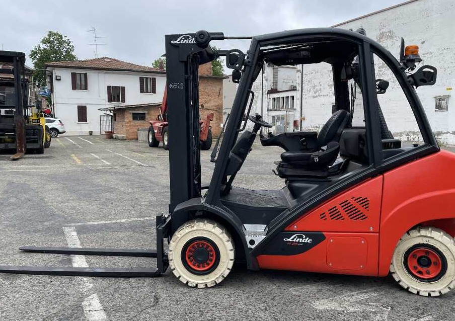 Linde H 25 D-02 - Forklift diesel: gambar 2 Linde H 25 D-02 - Forklift diesel: gambar 2