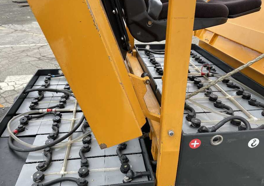 Montini 4000 AE (1000 ore di lavoro) - Forklift listrik: gambar 4 Montini 4000 AE (1000 ore di lavoro) - Forklift listrik: gambar 4