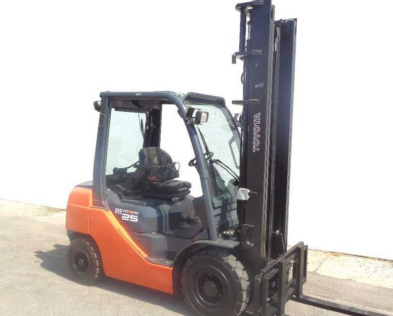 Toyota 06-8 FD 25 F - Forklift diesel: gambar 1 Toyota 06-8 FD 25 F - Forklift diesel: gambar 1