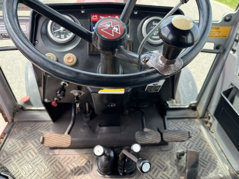 Traktor Massey Ferguson 675: gambar 6 Traktor Massey Ferguson 675: gambar 6