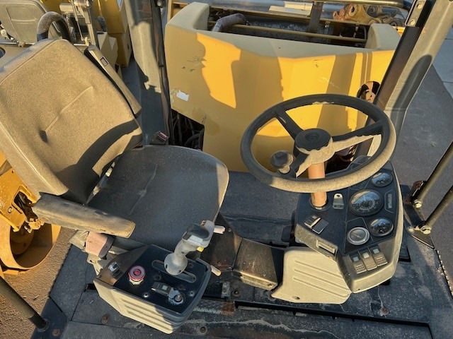 Caterpillar CB-543D XW - Roller jalan: gambar 4 Caterpillar CB-543D XW - Roller jalan: gambar 4