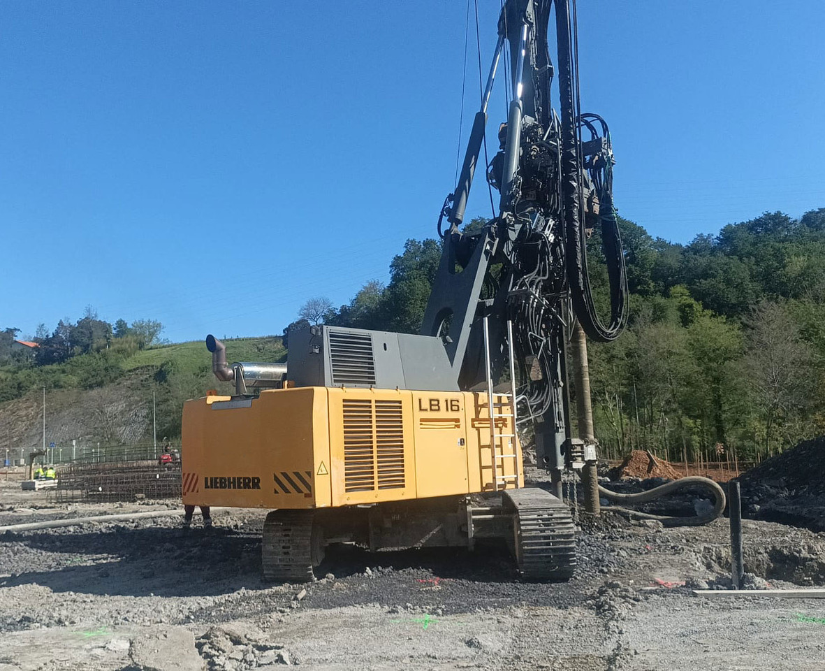Liebherr LB16 - Sopir tumpukan: gambar 2 Liebherr LB16 - Sopir tumpukan: gambar 2