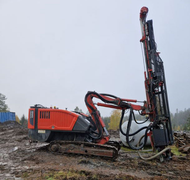 Sandvik Dino DC400Ri - Anjungan pengeboran: gambar 1 Sandvik Dino DC400Ri - Anjungan pengeboran: gambar 1