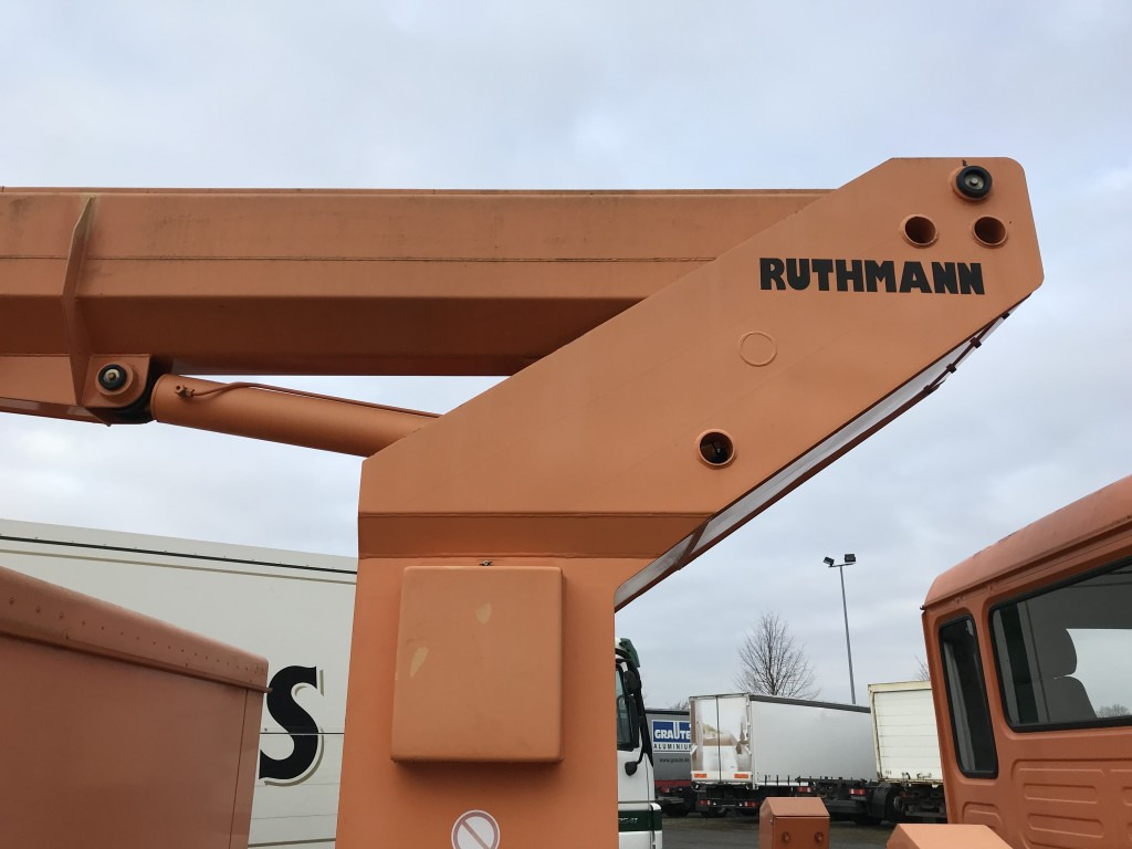 Platform udara yang dipasang di truk MAN L75 14.224 BB Ruthmann Hubarbeitsbühne T 225: gambar 26