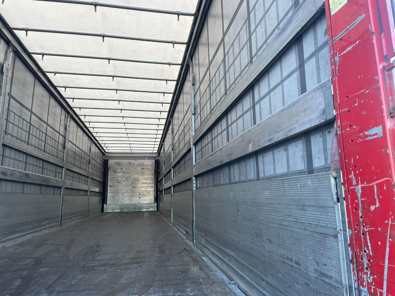 Schmitz Cargobull SCB-S3T EN 12642-XL Allu borden - disc brakes 2 x toolbox / tu - Semi-trailer dengan terpal samping: gambar 5 Schmitz Cargobull SCB-S3T EN 12642-XL Allu borden - disc brakes 2 x toolbox / tu - Semi-trailer dengan terpal samping: gambar 5