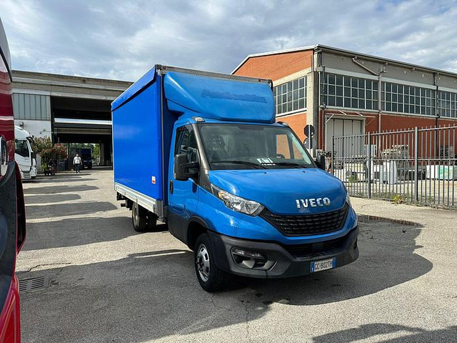 Iveco 35C16 - Van dengan terpal samping: gambar 1 Iveco 35C16 - Van dengan terpal samping: gambar 1