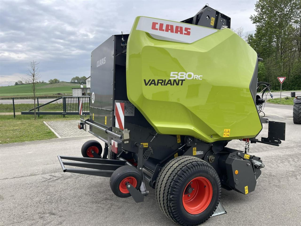 CLAAS neuwertige Rundballenpresse Variant 580 RC Pro, ca. 1003 Ballen, Bj. 2023 - Baler bulat: gambar 5 CLAAS neuwertige Rundballenpresse Variant 580 RC Pro, ca. 1003 Ballen, Bj. 2023 - Baler bulat: gambar 5