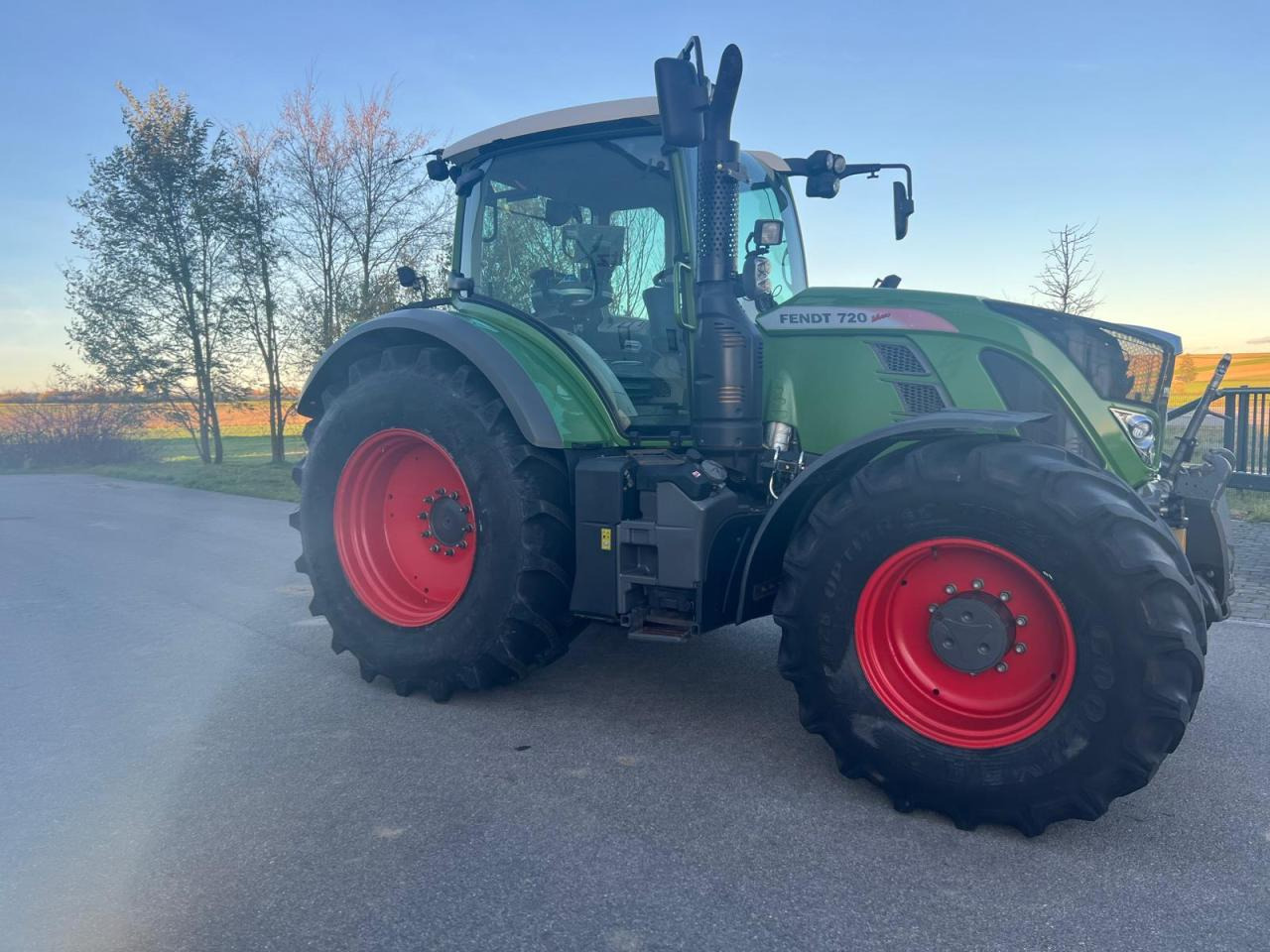 Fendt Vario 720 Profi Plus S4, FZW, FKH, GPS, 4800 Bh, neue Hinterreifen, FINANZIERUNG MÖGLICH - Traktor: gambar 4 Fendt Vario 720 Profi Plus S4, FZW, FKH, GPS, 4800 Bh, neue Hinterreifen, FINANZIERUNG MÖGLICH - Traktor: gambar 4