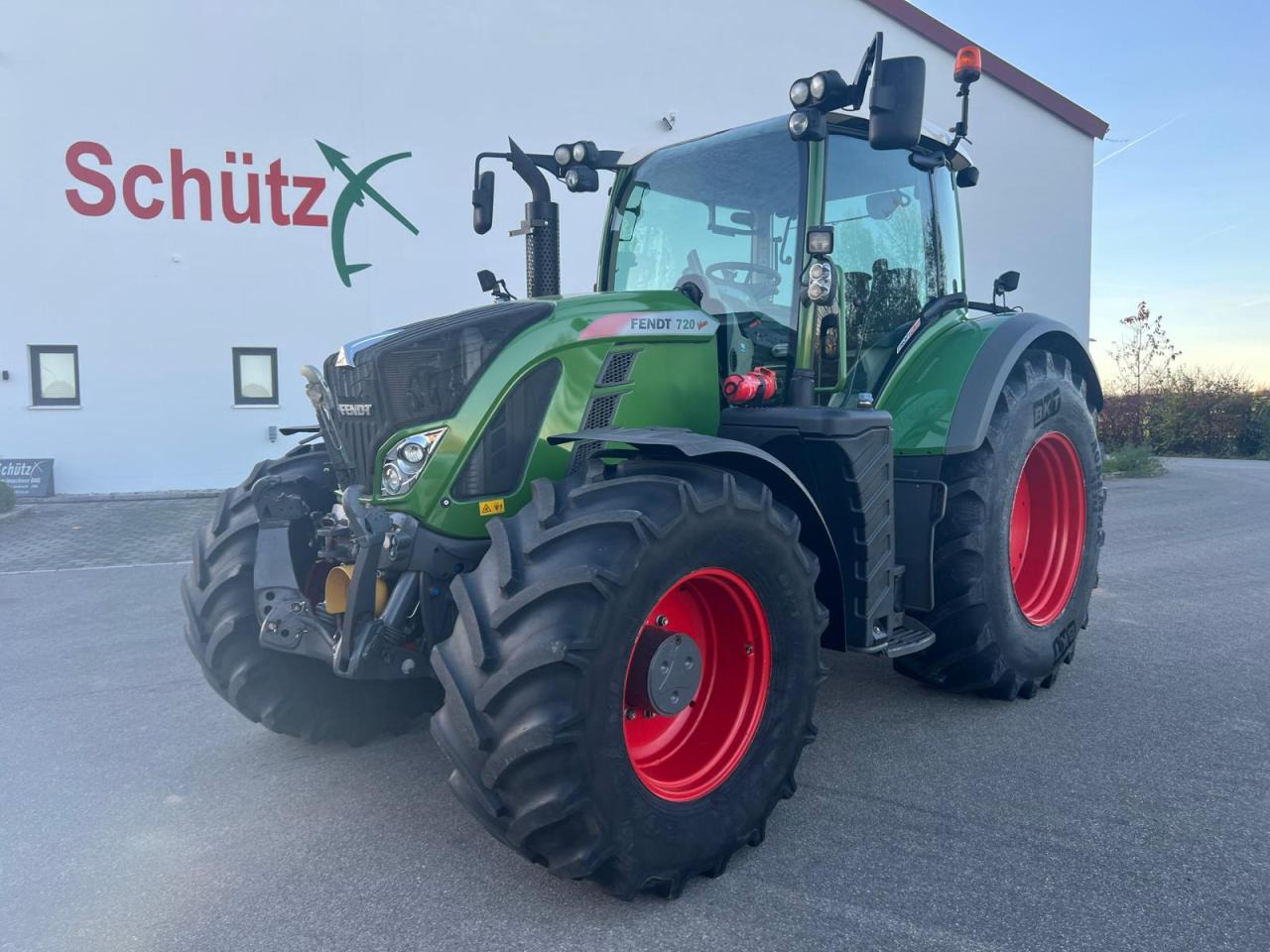 Fendt Vario 720 Profi Plus S4, FZW, FKH, GPS, 4800 Bh, neue Hinterreifen, FINANZIERUNG MÖGLICH - Traktor: gambar 1 Fendt Vario 720 Profi Plus S4, FZW, FKH, GPS, 4800 Bh, neue Hinterreifen, FINANZIERUNG MÖGLICH - Traktor: gambar 1