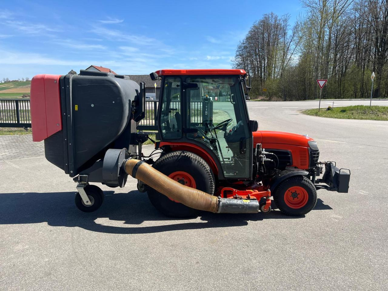 Kubota B3030 Rasenmäher mit Grüngutbehälter, Hochentlader - Mesin pemotong rumput: gambar 4 Kubota B3030 Rasenmäher mit Grüngutbehälter, Hochentlader - Mesin pemotong rumput: gambar 4