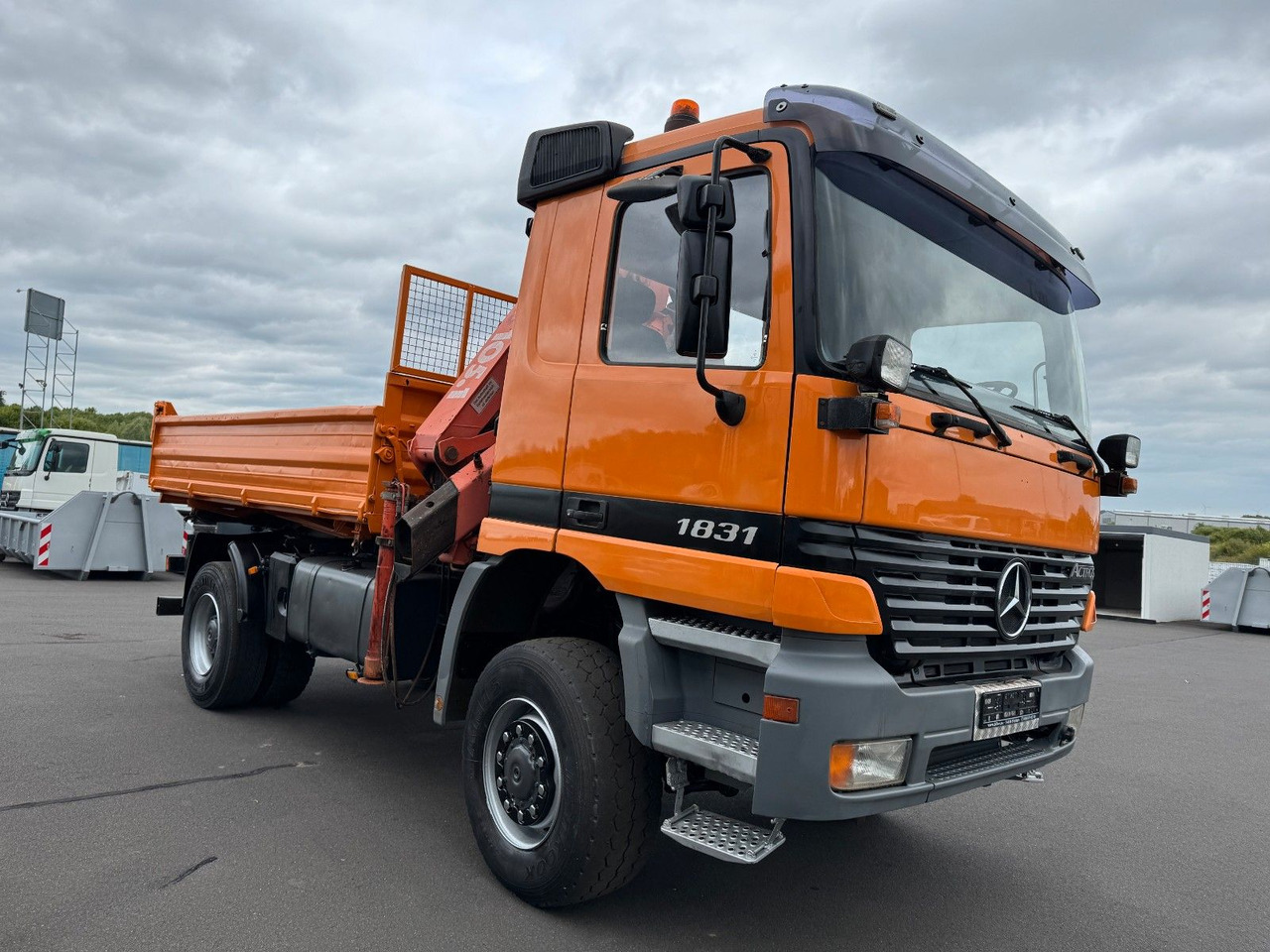 Mercedes-Benz Actros 1831 4x4 Kipper - Kran- Kupplung- Blattfe - Truk jungkit, Truk derek: gambar 5 Mercedes-Benz Actros 1831 4x4 Kipper - Kran- Kupplung- Blattfe - Truk jungkit, Truk derek: gambar 5