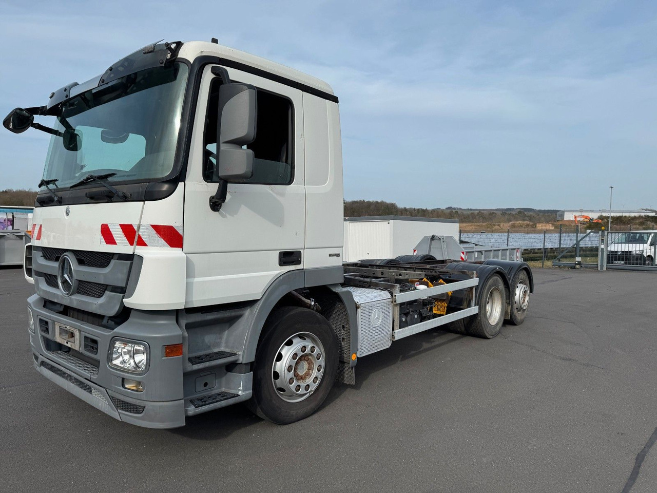 Mercedes-Benz Actros 2536 6x2 Fahrgestell - Truk sasis: gambar 1 Mercedes-Benz Actros 2536 6x2 Fahrgestell - Truk sasis: gambar 1