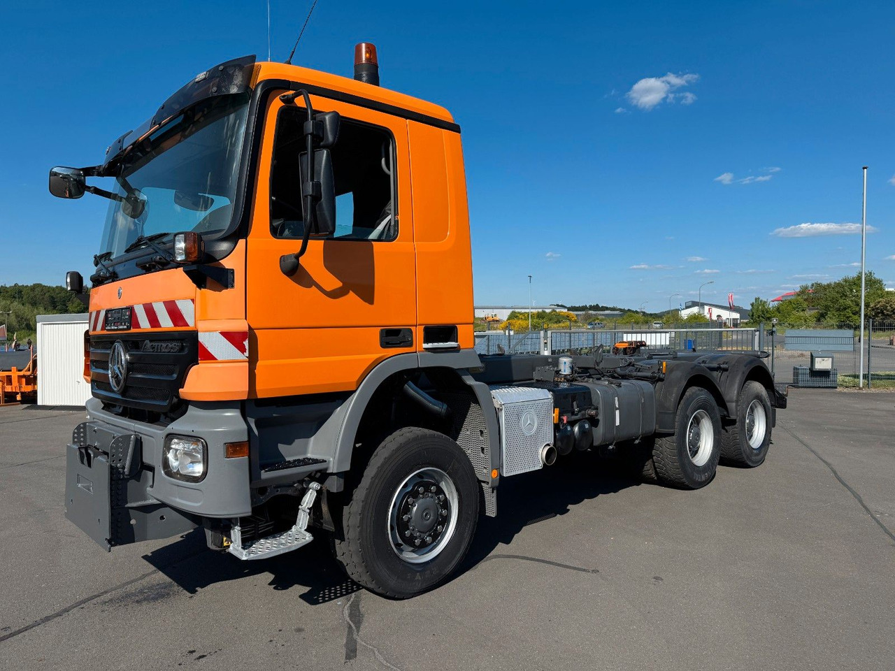 Mercedes-Benz Actros 3341 6x6 Kipperfahrgestell mit Zylinder - Truk sasis: gambar 1 Mercedes-Benz Actros 3341 6x6 Kipperfahrgestell mit Zylinder - Truk sasis: gambar 1