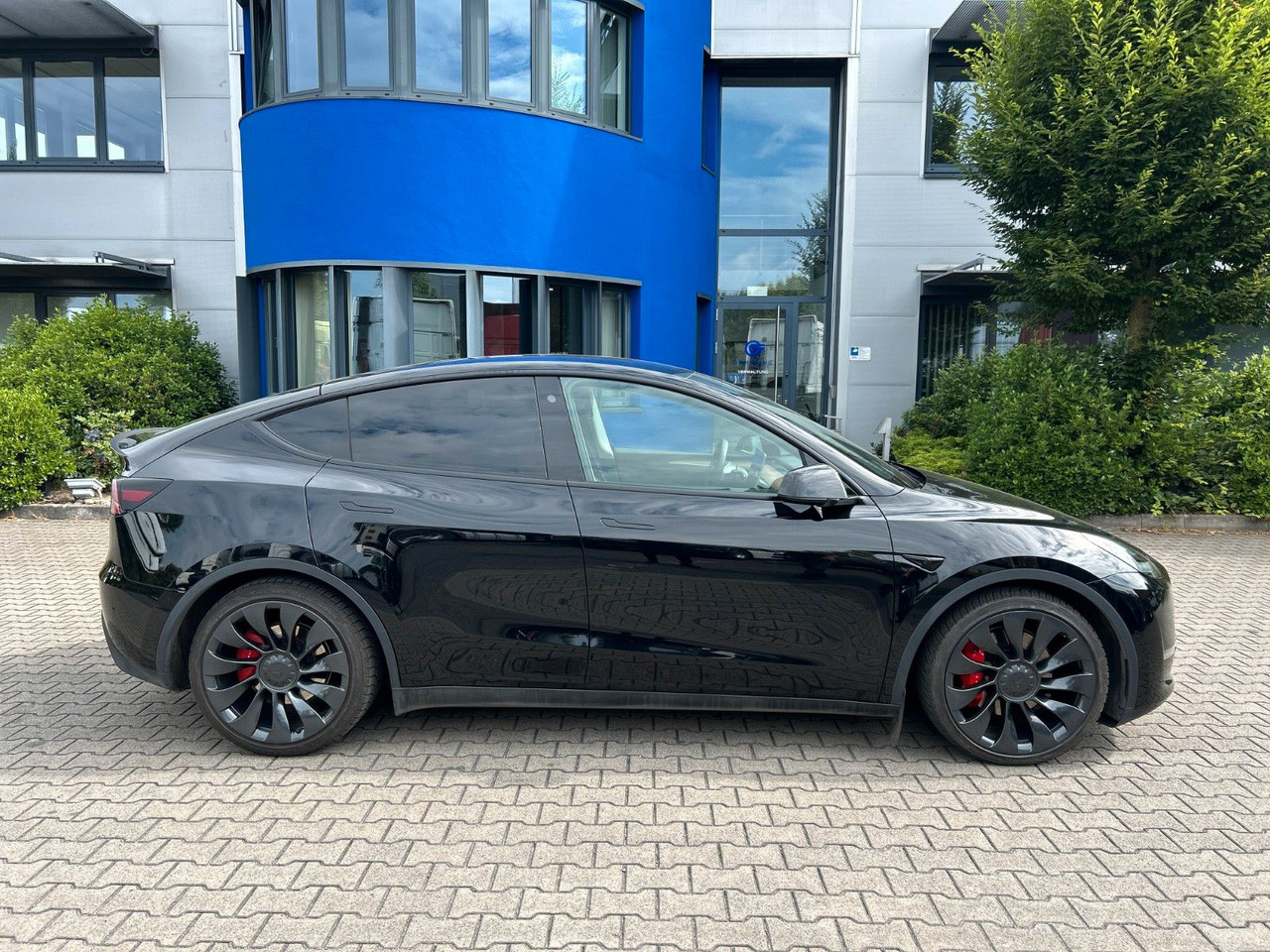 Tesla Model Y Performance Dual AWD - Mobil sedan: gambar 4 Tesla Model Y Performance Dual AWD - Mobil sedan: gambar 4