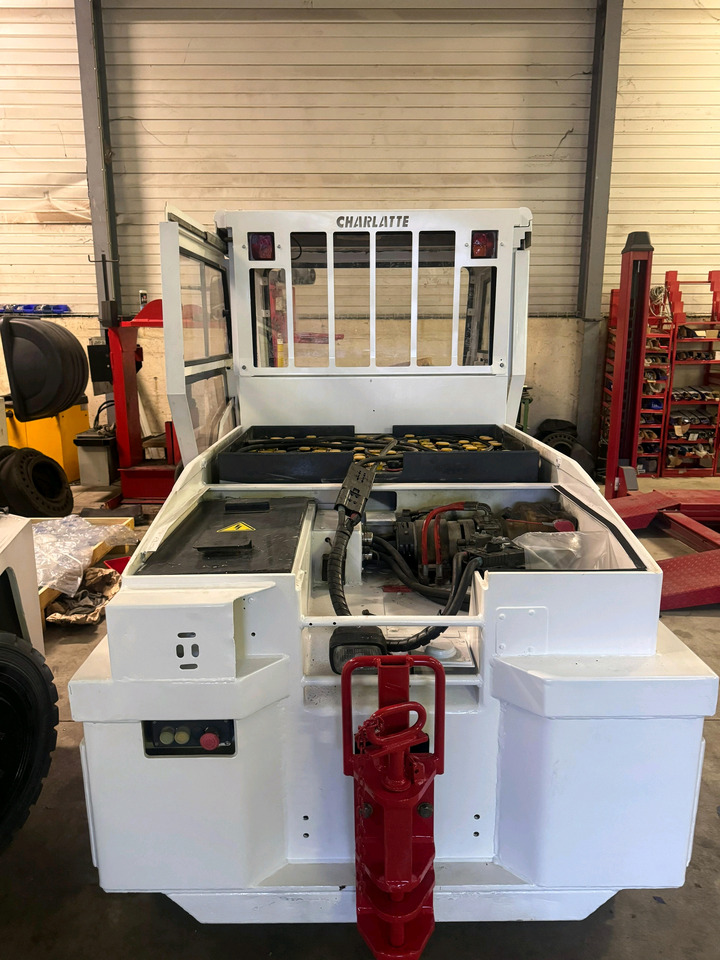 Charlatte 2012 - Traktor bagasi: gambar 5 Charlatte 2012 - Traktor bagasi: gambar 5