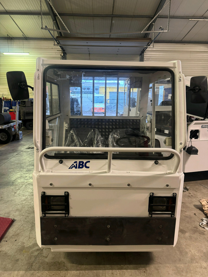 Charlatte 2012 - Traktor bagasi: gambar 4 Charlatte 2012 - Traktor bagasi: gambar 4