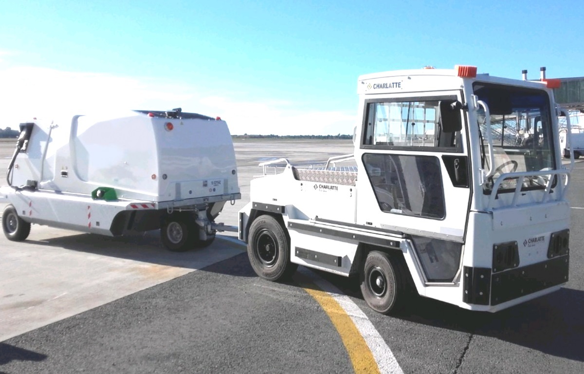 Charlatte TE135 - Traktor bagasi: gambar 1 Charlatte TE135 - Traktor bagasi: gambar 1