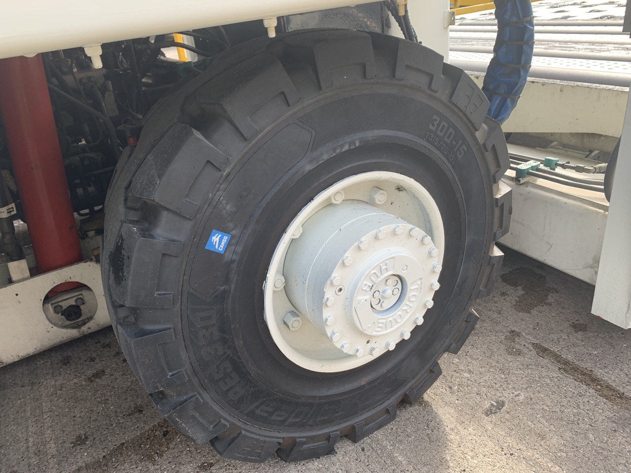Lower Deck Loader 7 tons FMC Commander 15 - Pemuat kargo pesawat terbang: gambar 4 Lower Deck Loader 7 tons FMC Commander 15 - Pemuat kargo pesawat terbang: gambar 4
