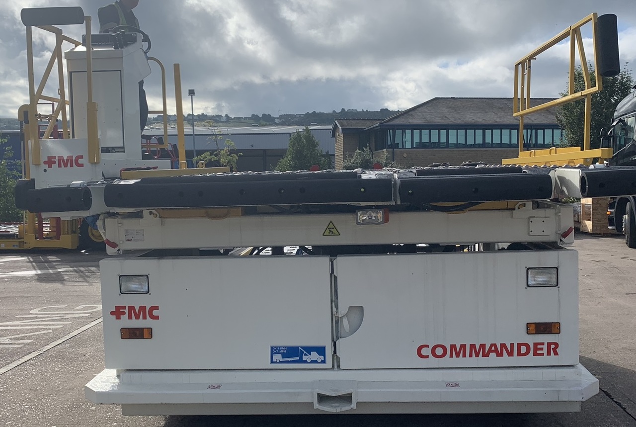 Lower Deck Loader 7 tons FMC Commander 15 - Pemuat kargo pesawat terbang: gambar 1 Lower Deck Loader 7 tons FMC Commander 15 - Pemuat kargo pesawat terbang: gambar 1