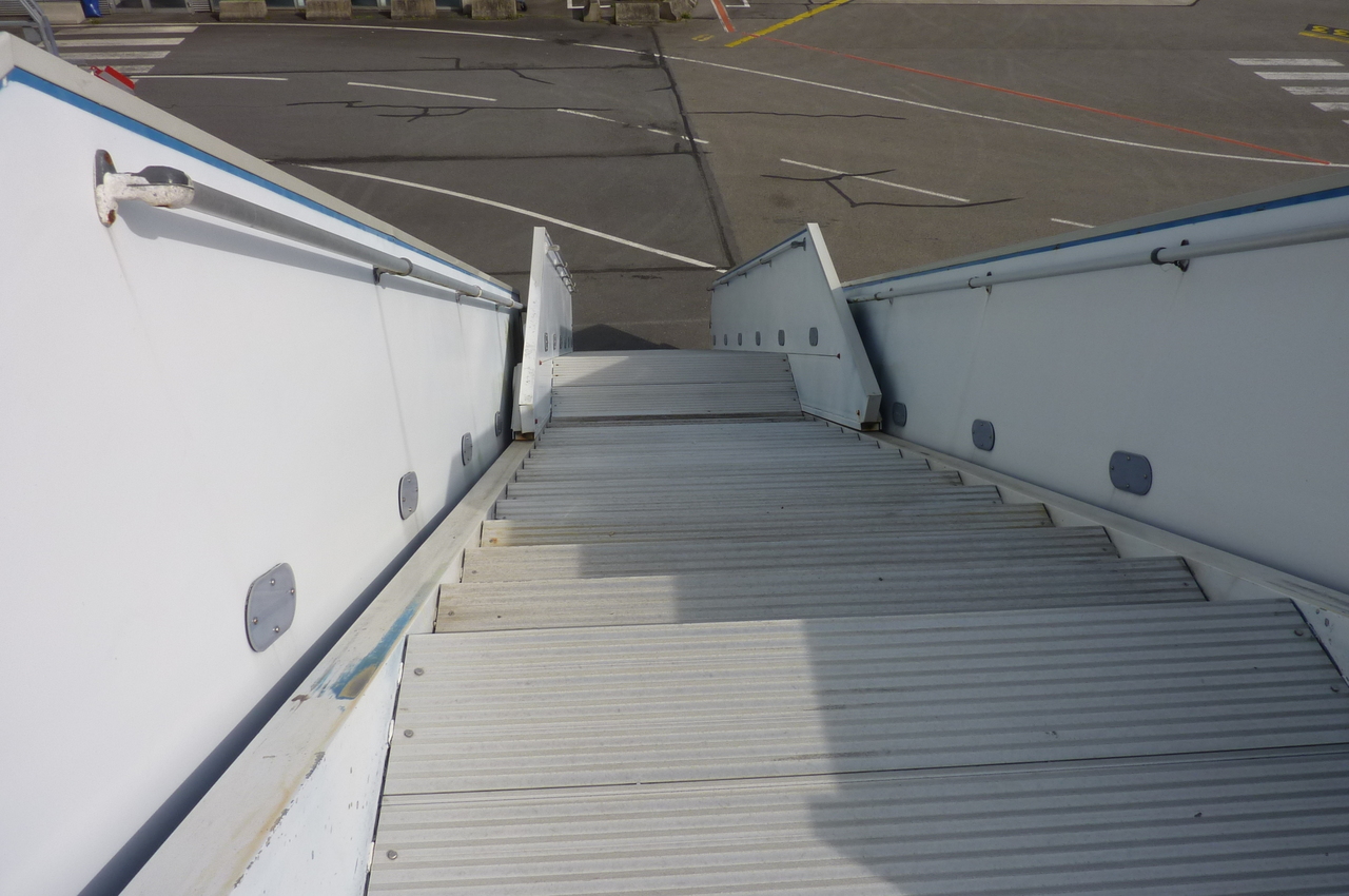 SOVAM Passenger Stairs 1.9 SPS - Tangga pesawat: gambar 5 SOVAM Passenger Stairs 1.9 SPS - Tangga pesawat: gambar 5